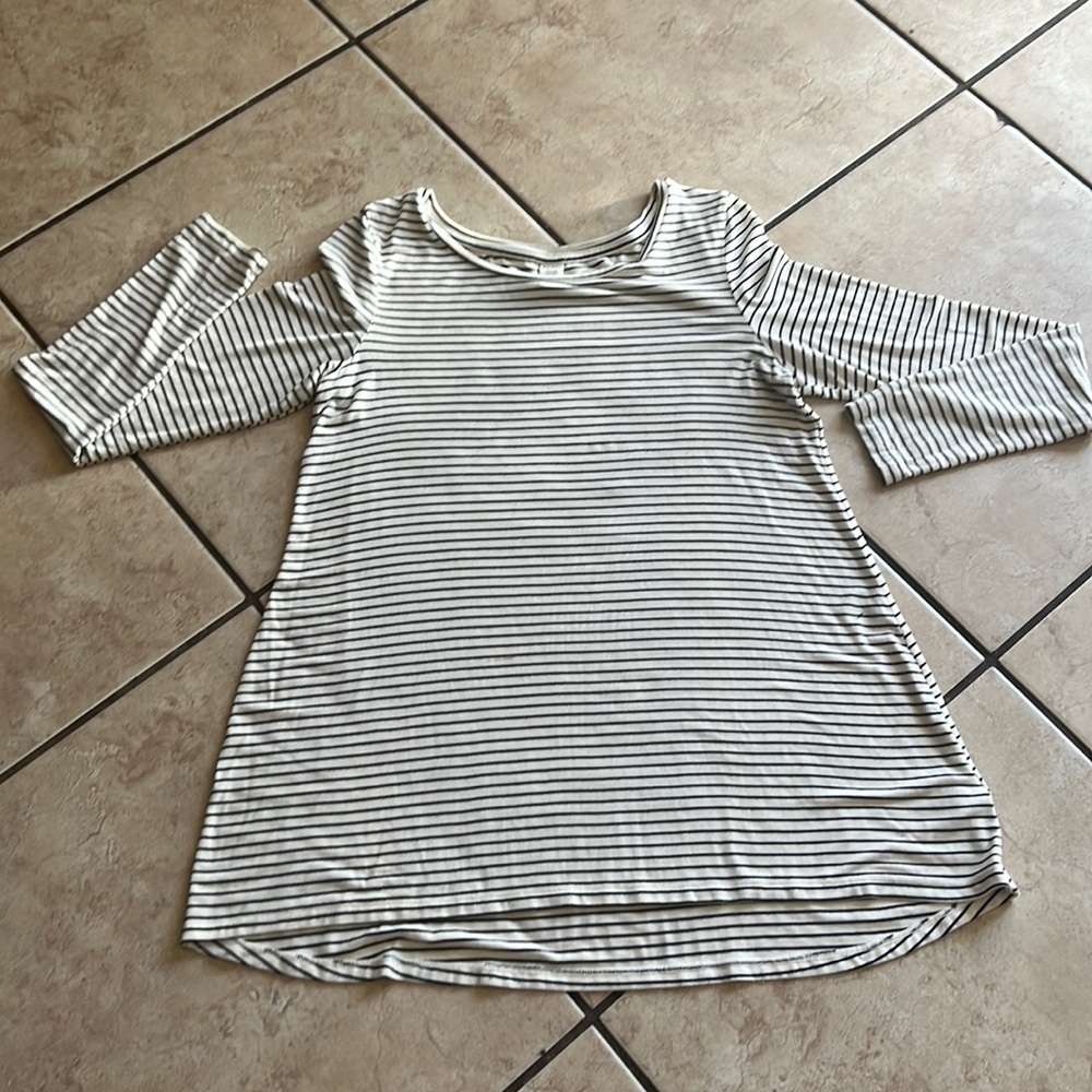 Old navy long sleeve high low top sized small